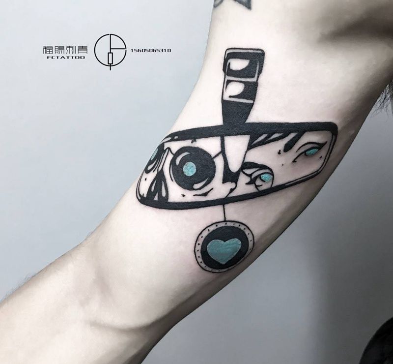 后视镜纹身图片