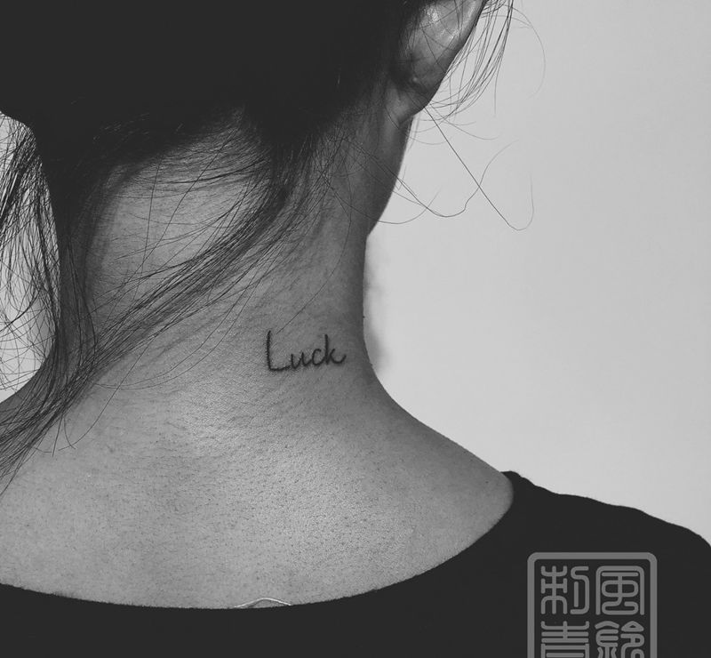 英文纹身图片_颈部英文小清新纹身图案