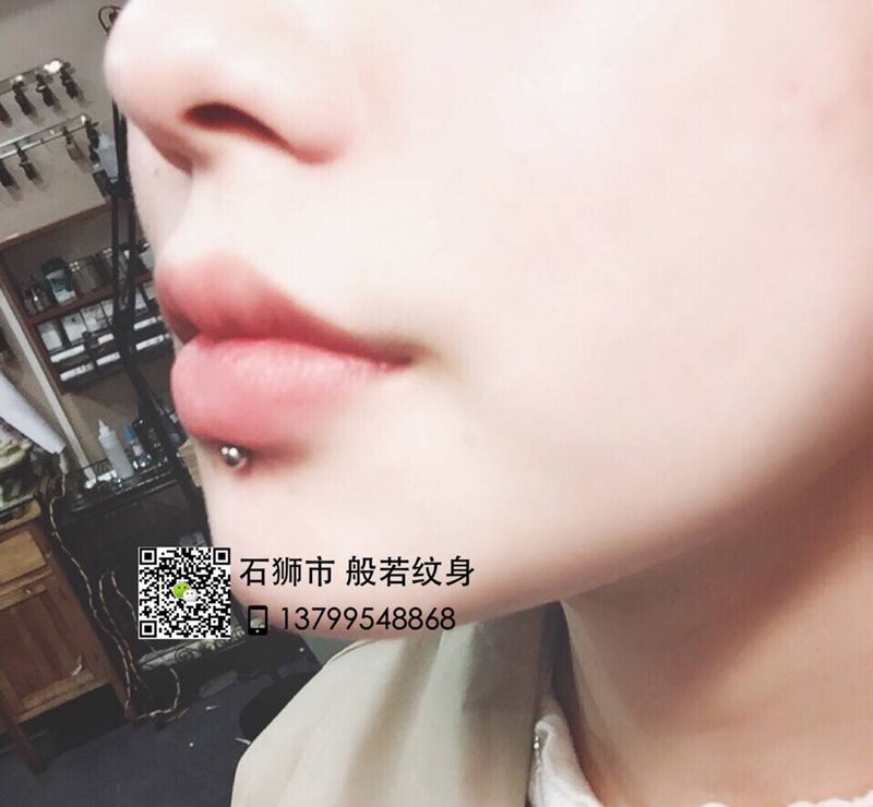 唇钉纹身图片