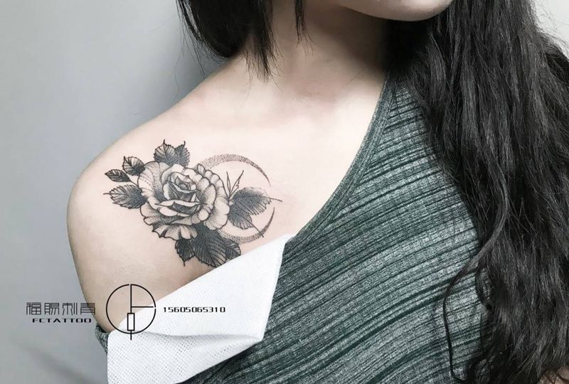 点刺肩花纹身图片