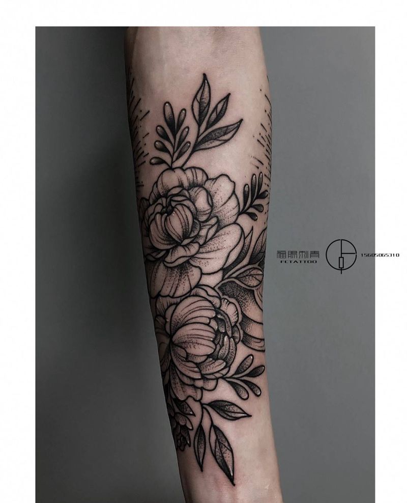 小臂花卉纹身图片
