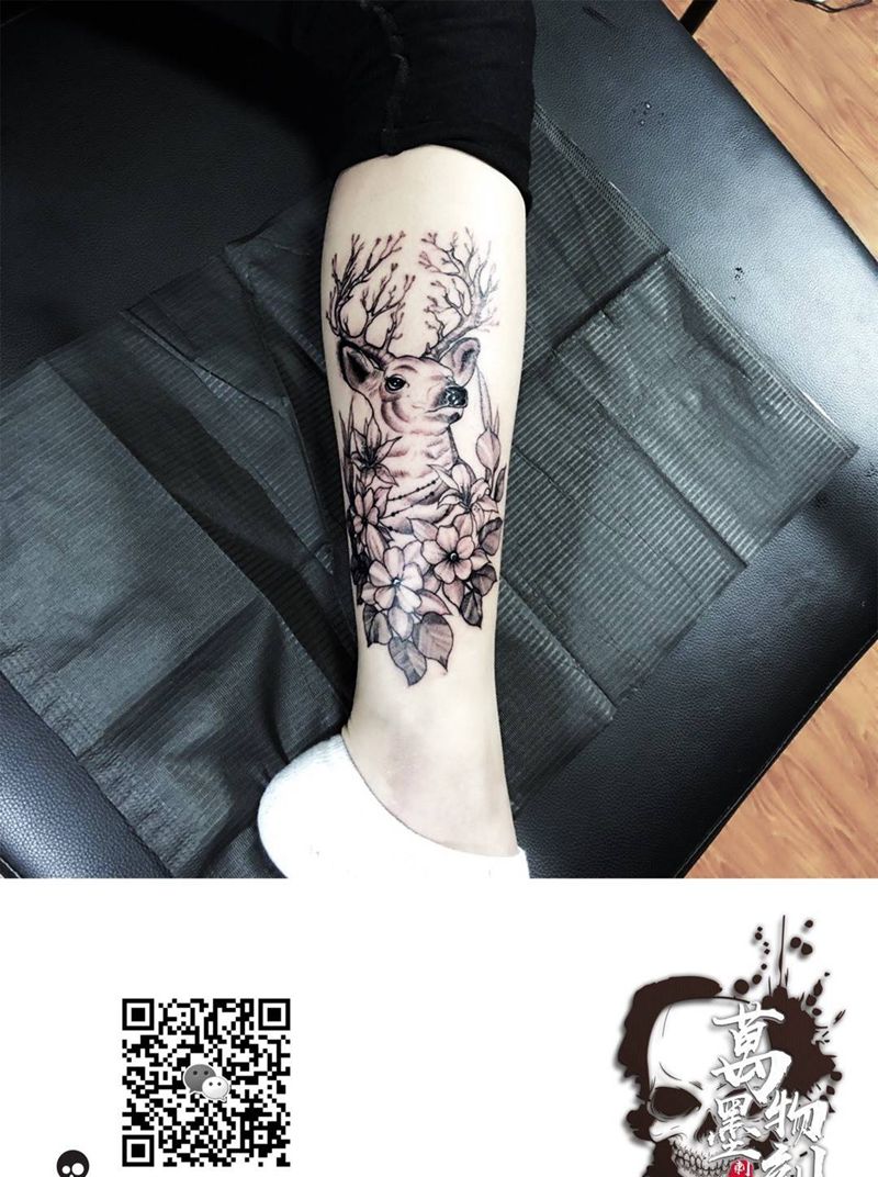 大长腿小姐姐纹身图片_腿部脚部点刺几何纹身图案