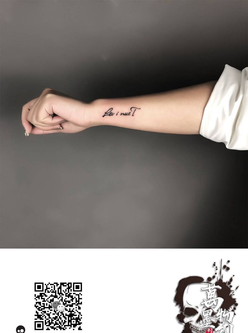 活在当下纹身图片_手臂手部花体字点刺纹身图案