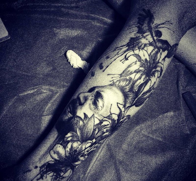 水墨纹身图片_成品欧美肖像写实人物腿部纹身图案