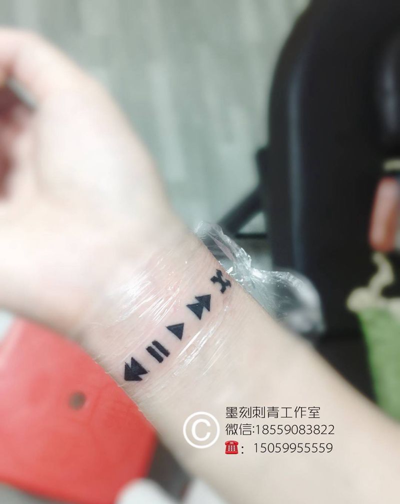 播放键纹身图片_手部欧美字符纹身图案