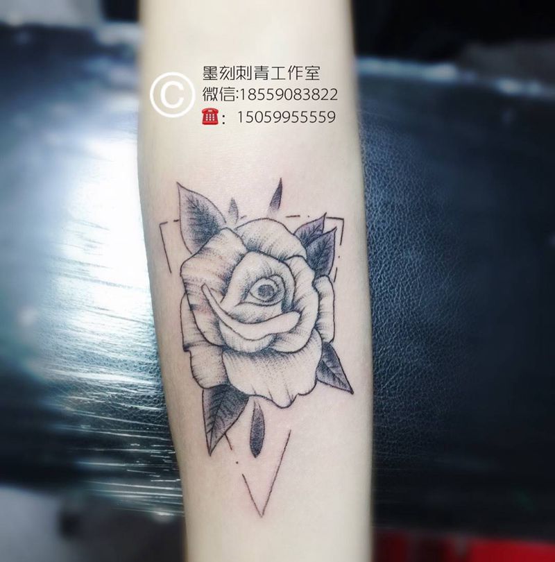 花，纹身图片_手臂欧美植物纹身图案