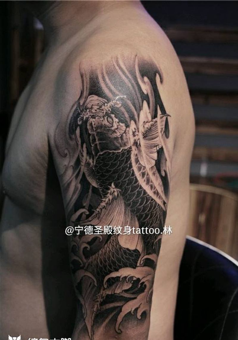 大气鲤鱼纹身图片_手臂传统成品纹身图案