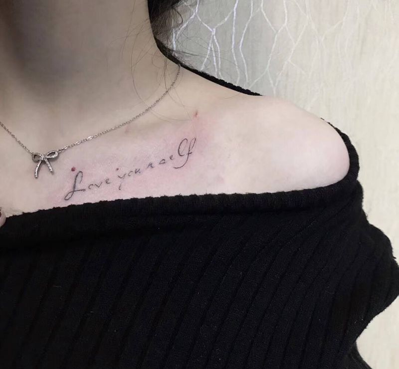 锁骨小英文纹身图片_肩部胸部花体字水墨纹身图案