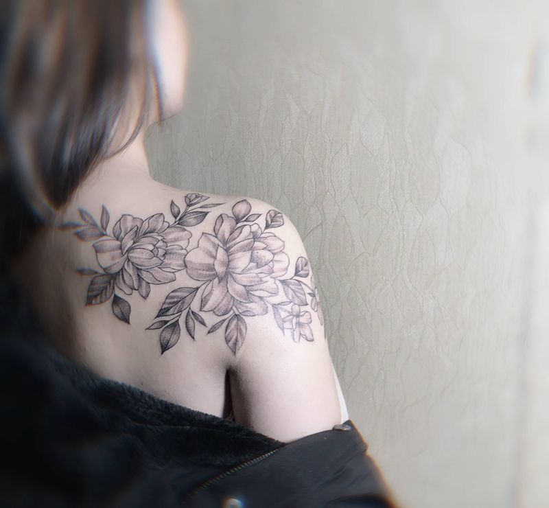 肩花纹身图片_颈部背部花体字几何纹身图案