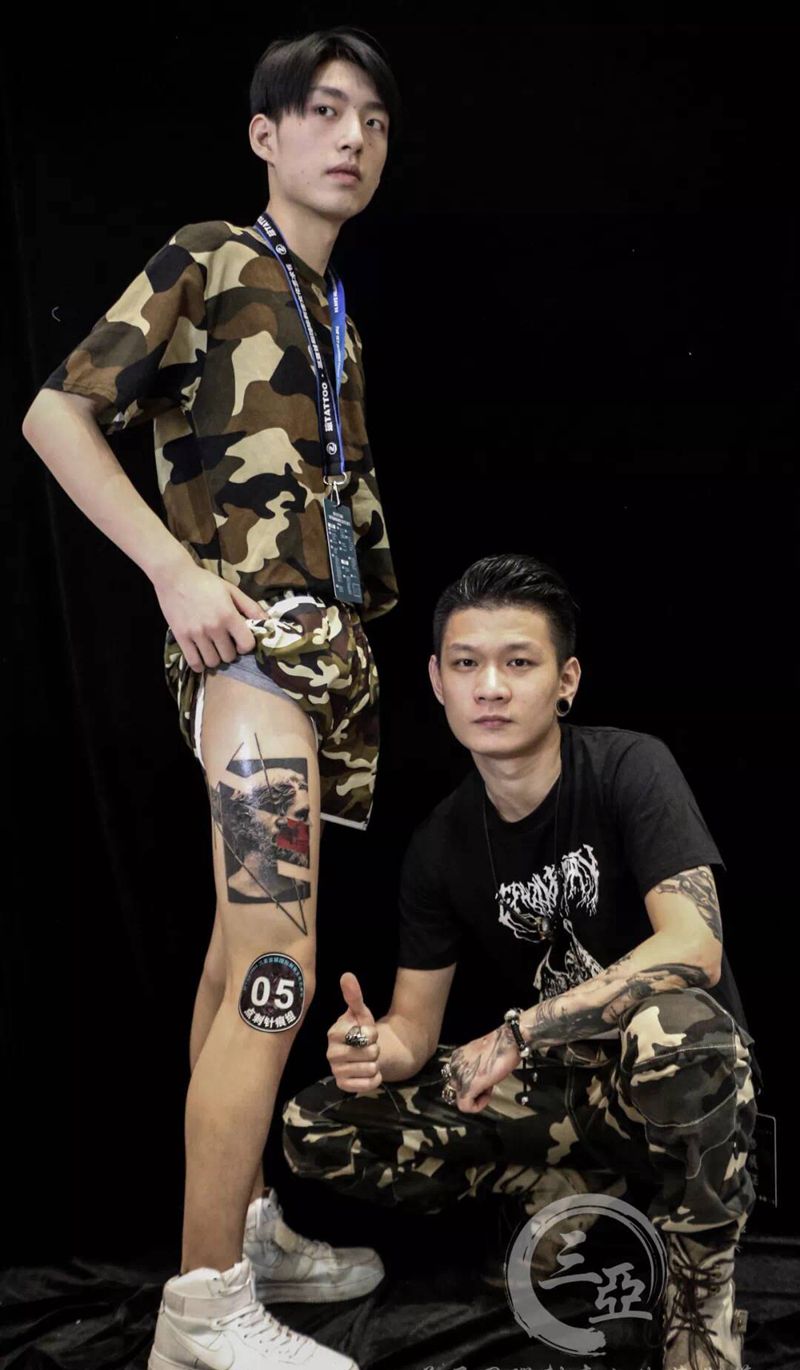 三亚刺青展点刺针痕组第三名纹身图片_腿部腰部点刺几何纹身图案