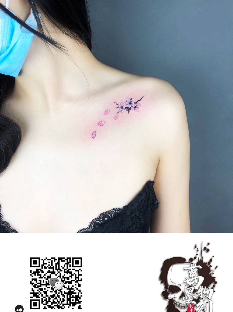 樱花纹身图片_胸部肩部水墨水彩纹身图案