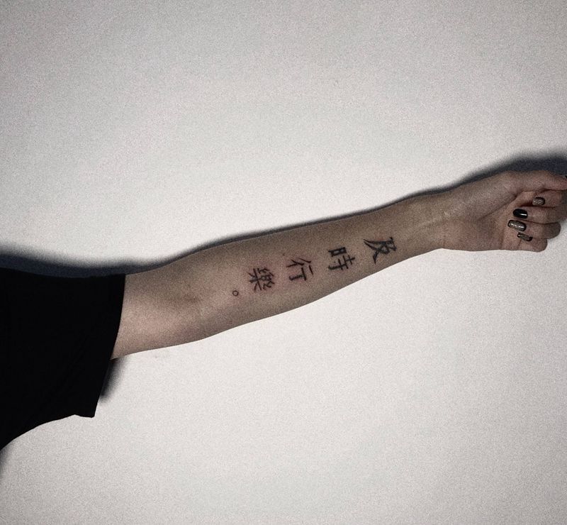 及时行乐纹身图片_手部手臂花体字点刺纹身图案