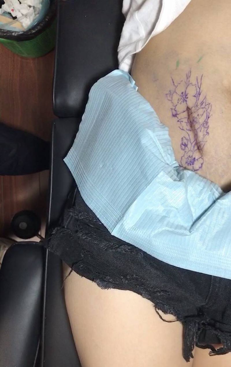 遮盖手术疤痕纹身图片_腹部腰部水墨点刺花纹身图案