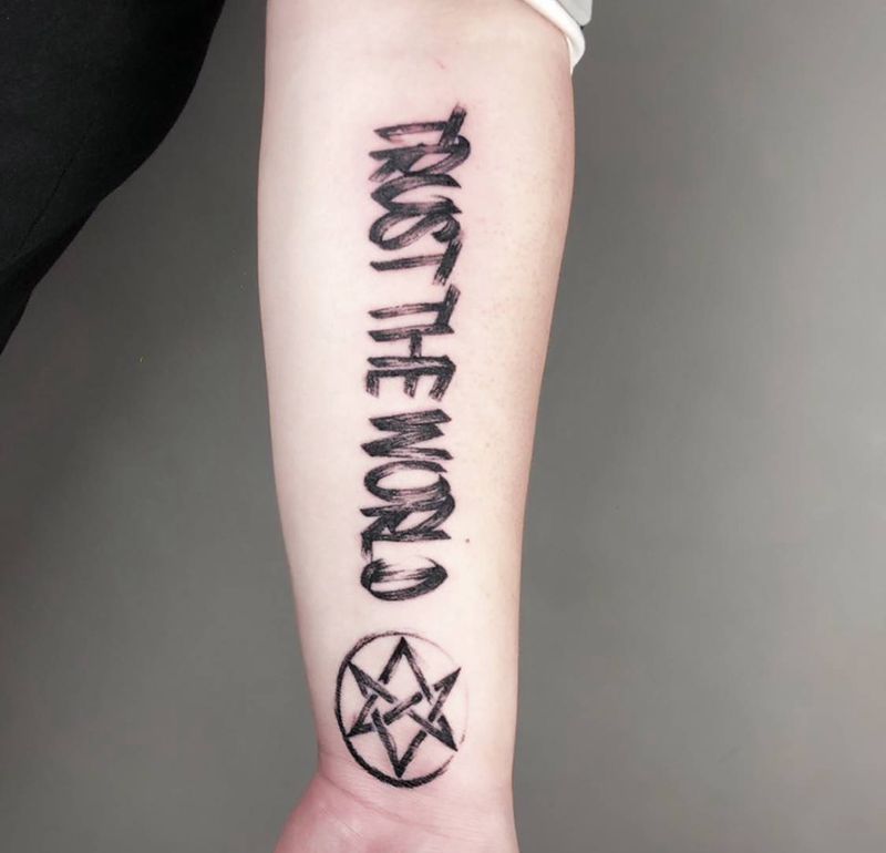 Freestyle纹身图片_手臂手部水墨花体字纹身图案