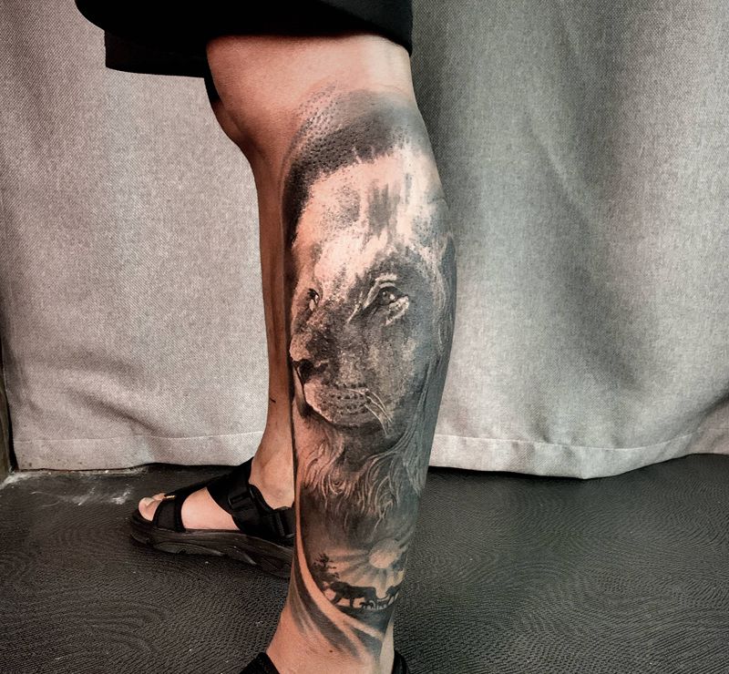 狮子纹身图片_腿部欧美写实纹身图案