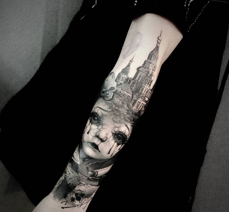 娃娃纹身图片_手臂手部欧美写实水墨纹身图案