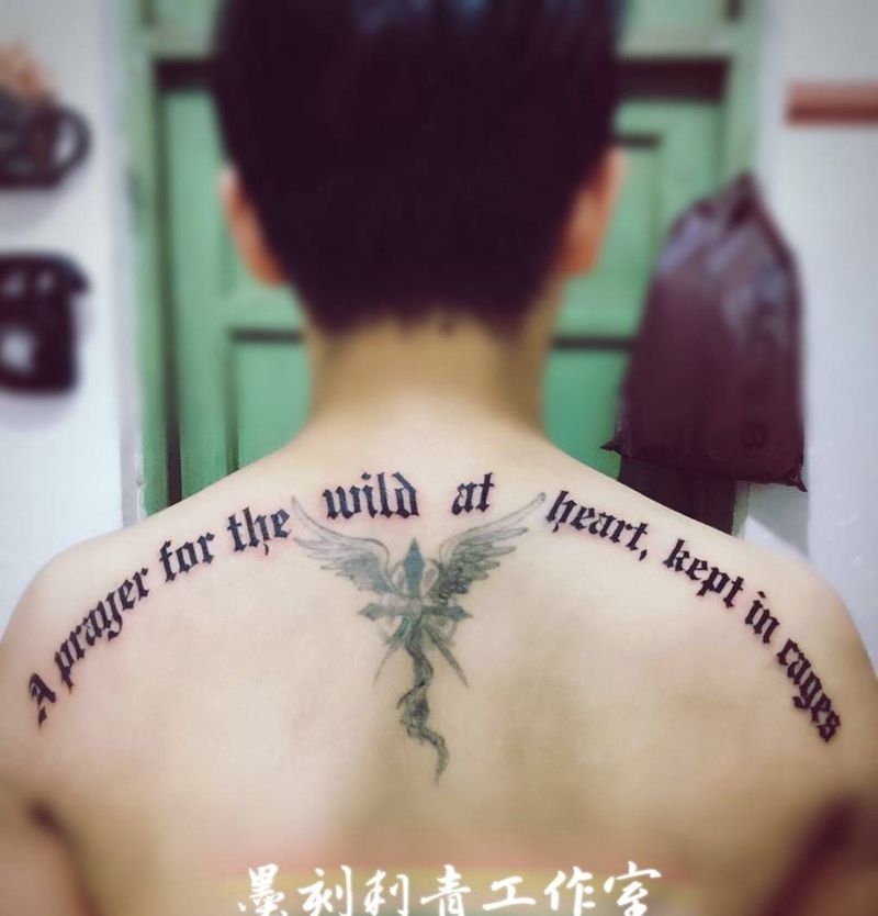 背部哥特字体纹身图片