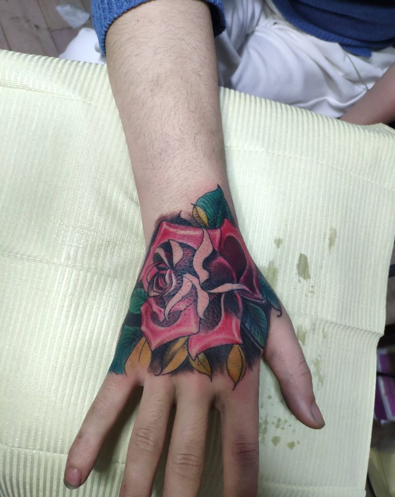 玫瑰纹身图片_手部欧美纹身图案