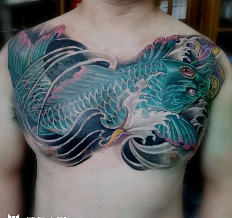 锦鲤遮盖纹身纹身图片_胸部遮盖锦鲤纹身图案