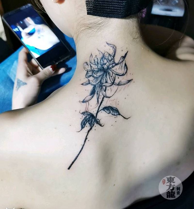 彼岸花纹身图片_背部颈部纹身图案