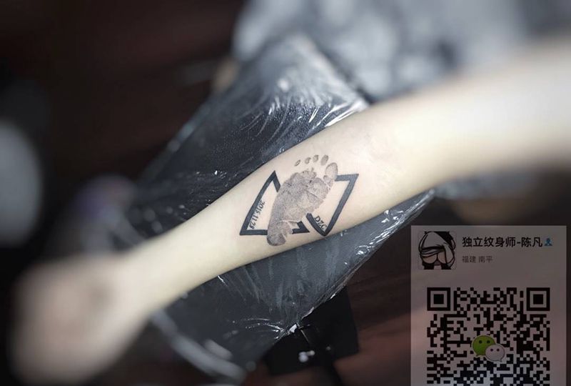 几何点刺宝贝小脚印纹身图片_成品手臂清新写实几何贴纸人物静物字符原创纹身图案