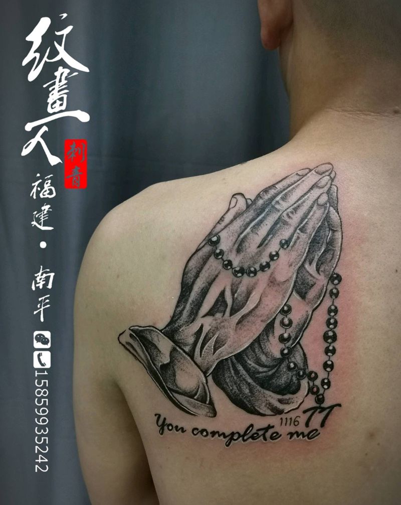 祈祷之手纹身图片_背部点刺欧美写实纹身图案