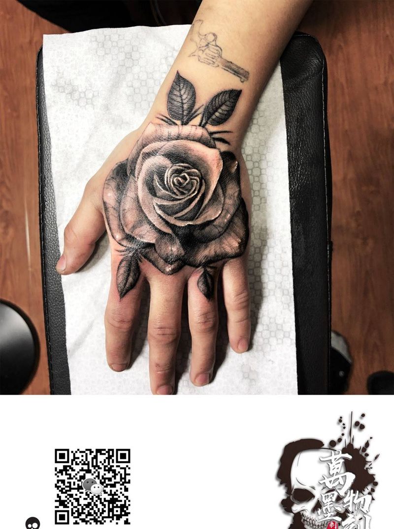 手背玫瑰纹身图片_手部手臂欧美写实水墨纹身图案