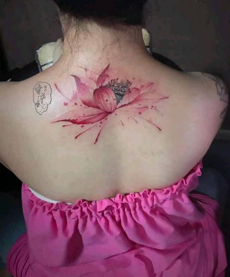 荷纹身图片_背部水彩荷花纹身图案