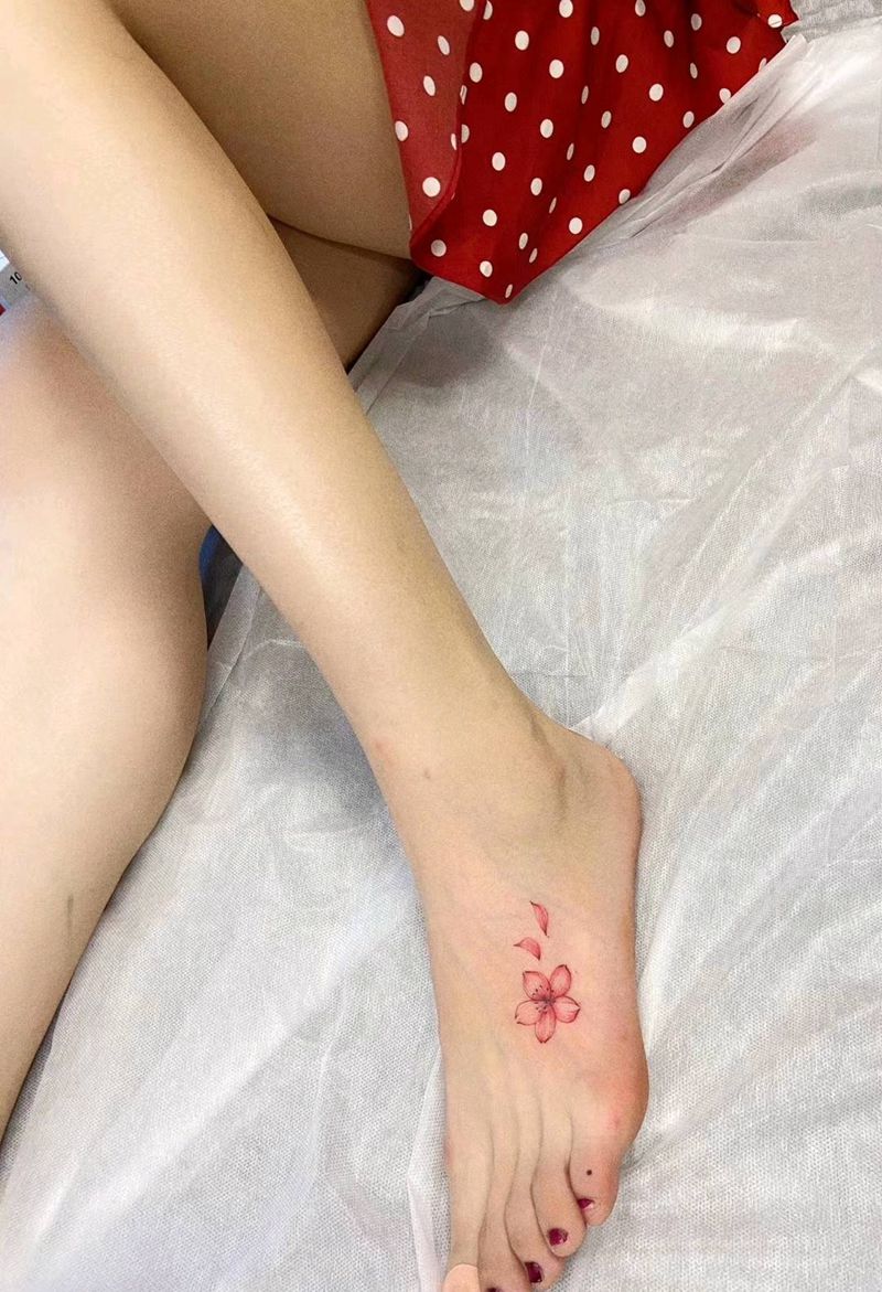 小花花纹身图片_脚部水彩花纹身图案