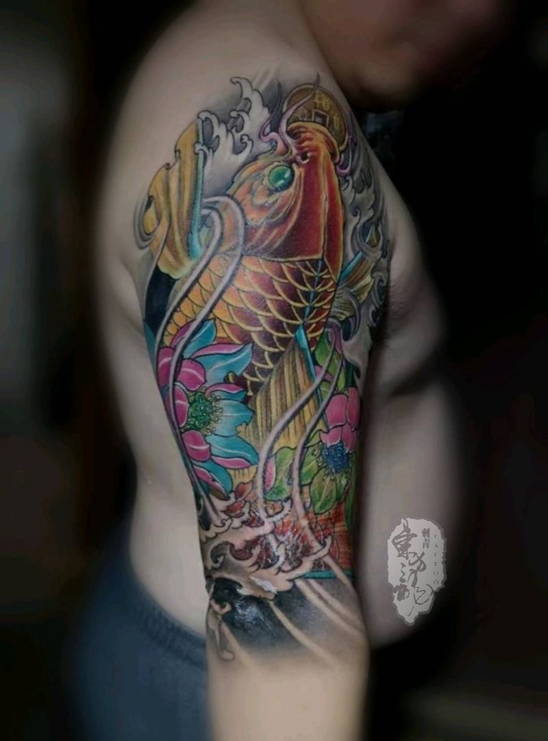 锦鲤纹身纹身图片_手臂新传统锦鲤纹身图案