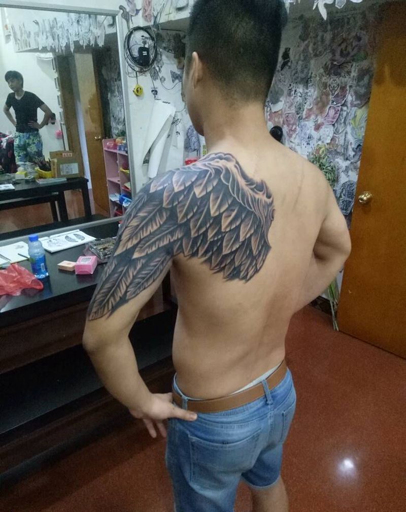 大鹏展翅纹身图片