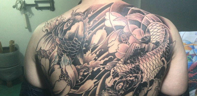 半背鲤鱼纹身图片