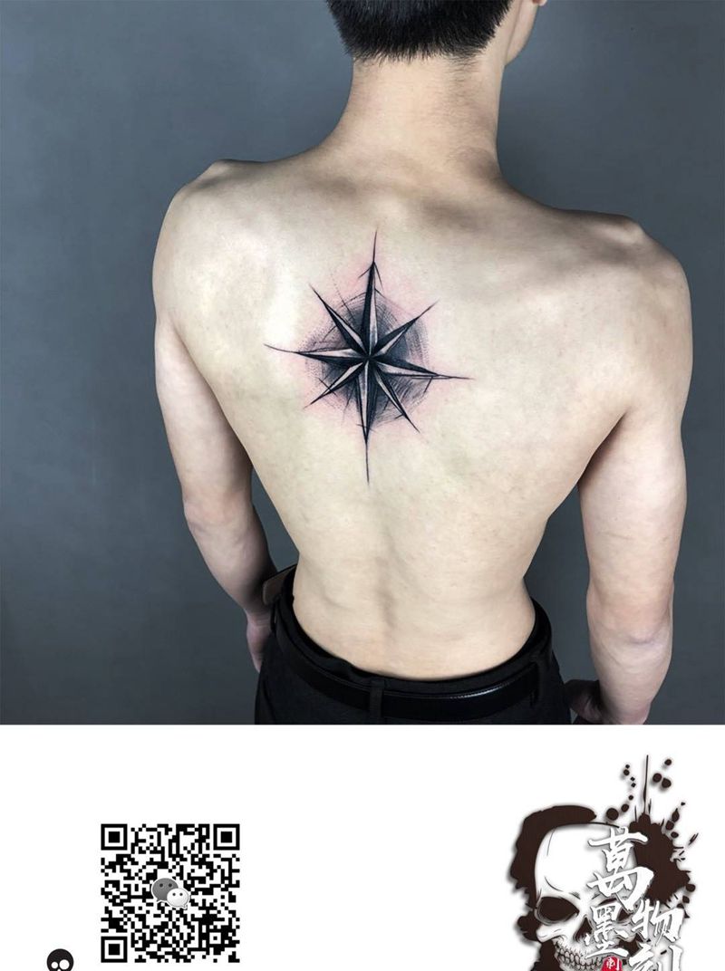后背指北针纹身图片