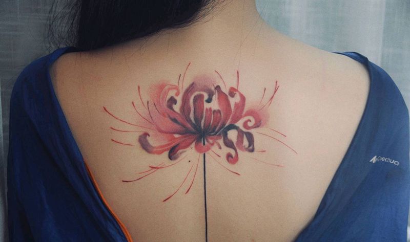 彼岸花纹身图片_背部水墨花彼岸花纹身图案
