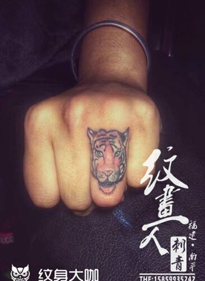 手指虎头纹身图片_手部清新动物原创纹身图案