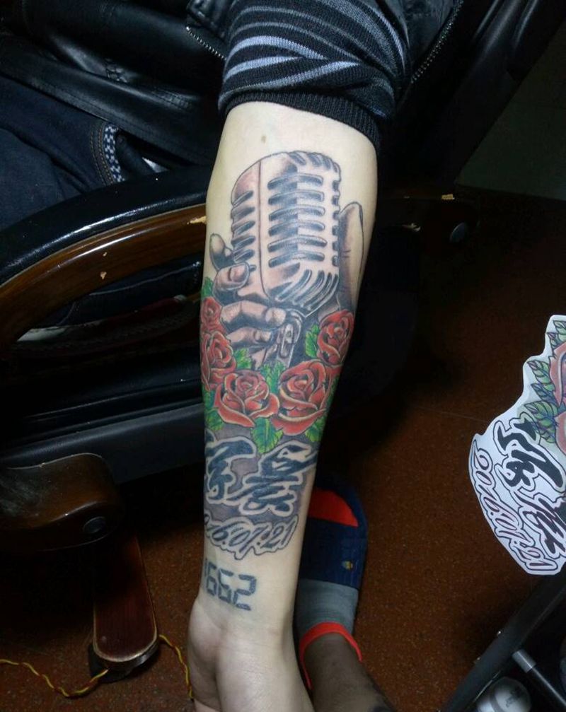 麦克风纹身图片