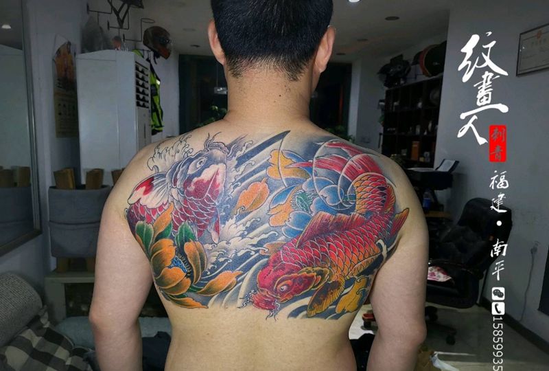 鲤鱼纹身图片_背部新传统纹身图案