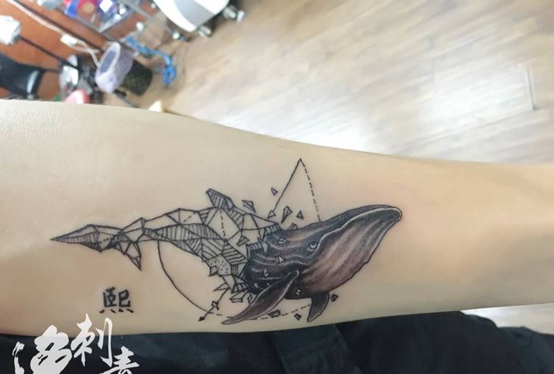 鲸鱼纹身图片_手臂点刺几何纹身图案