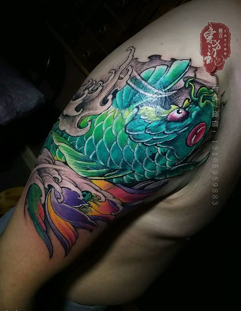锦鲤纹身纹身图片_手臂新传统包臂鲤鱼纹身图案