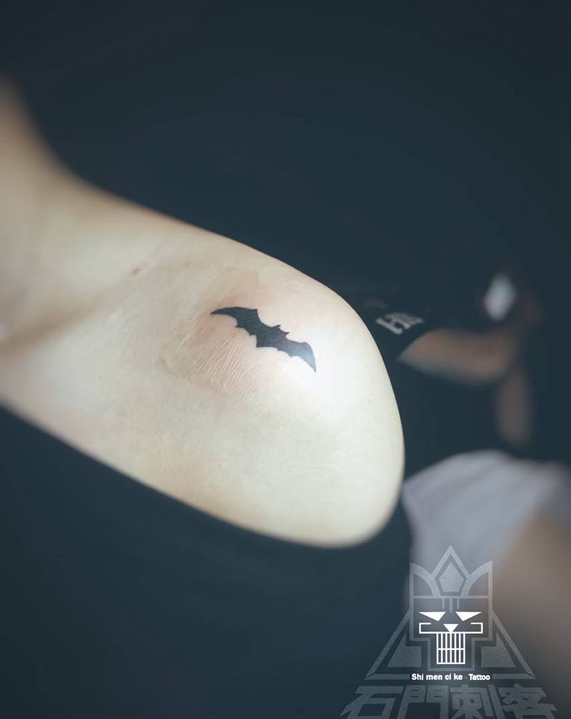 肩头小蝙蝠纹身图片_成品肩部清新贴纸动物静物图腾原创纹身图案