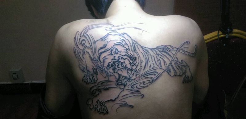 写意风格纹身图片_背部国画动物纹身图案