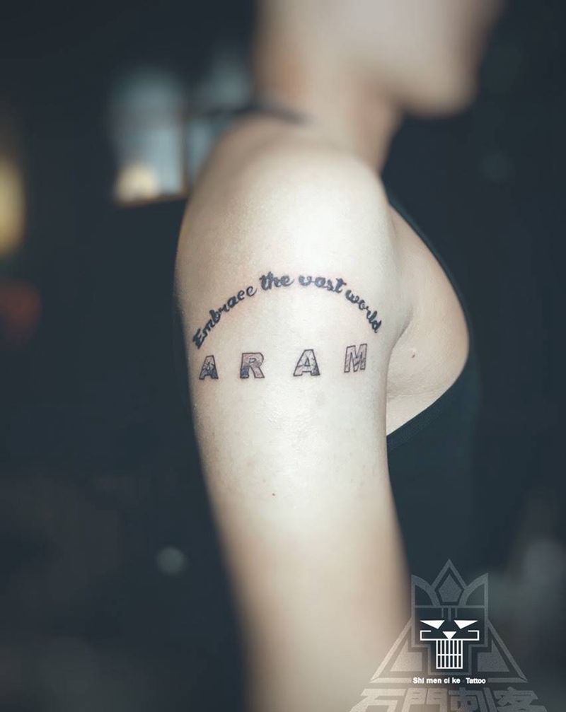 《拥抱广阔的世界》纹身图片_成品手臂清新字符纹身图案