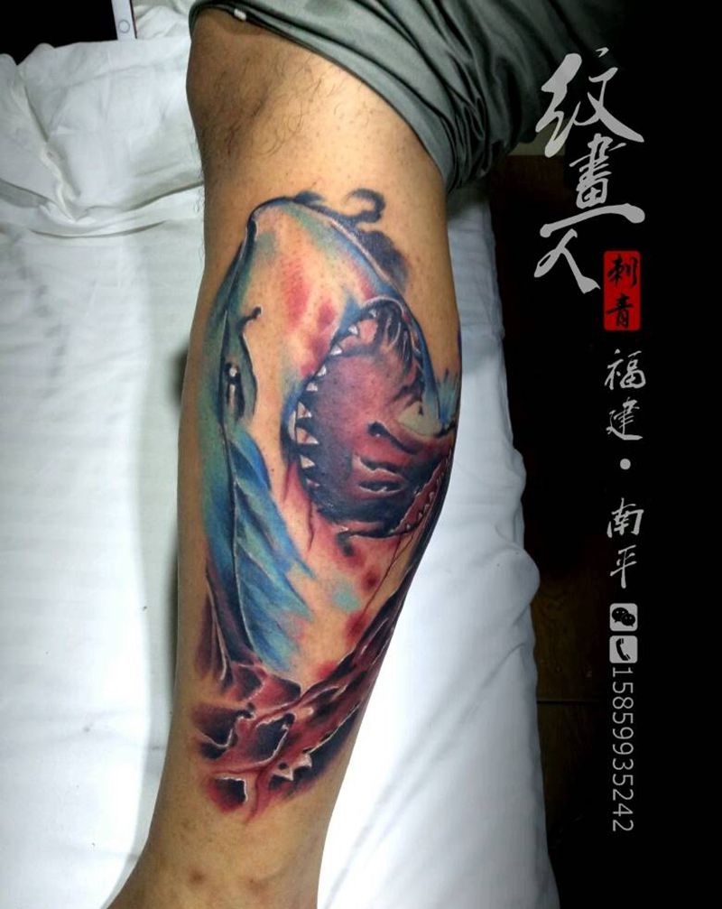 欧美彩色写实鲨鱼纹身图片_腿部欧美写实动物成品纹身图案