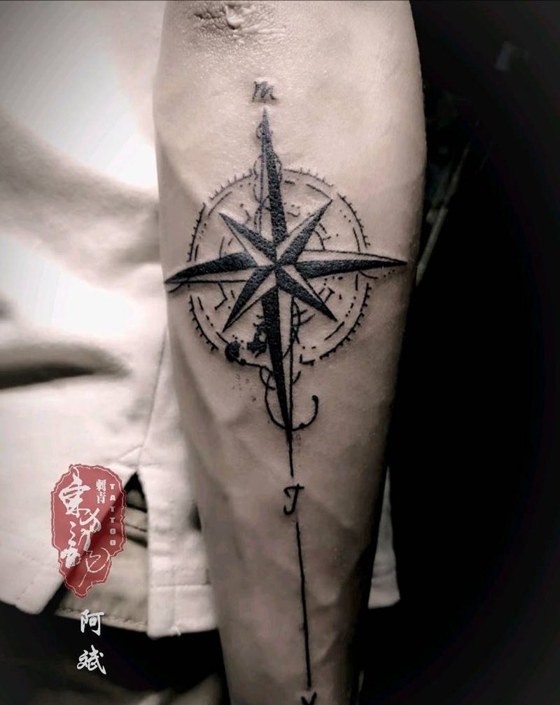 指南针纹身图片_手臂纹身图案