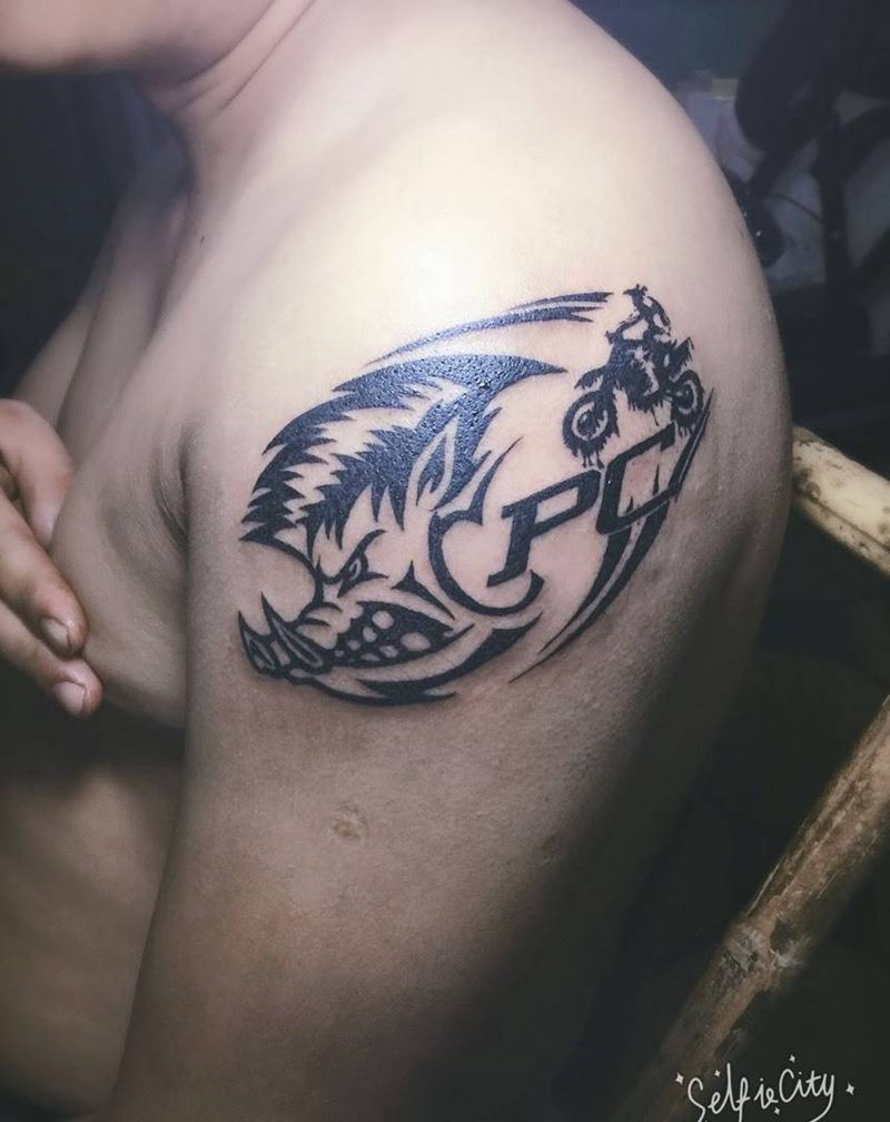 一位兄弟的队标，野猪联盟纹身图片