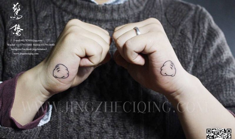 小拳头纹身图片