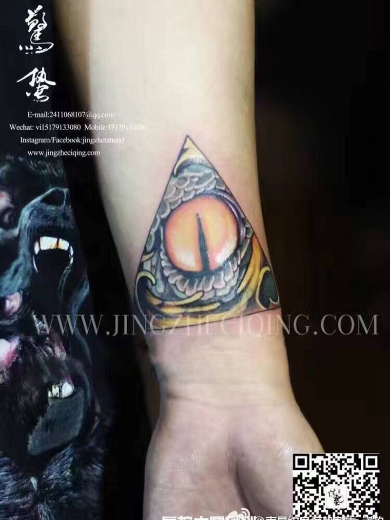 不一样的眼睛纹身图片