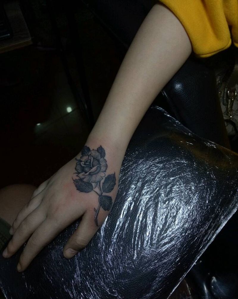 虎口花纹身图片