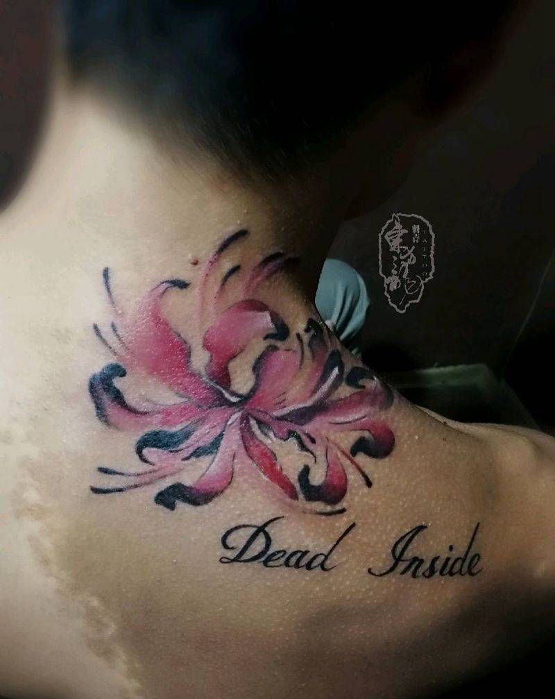 彼岸花纹身图片_背部彼岸花纹身图案