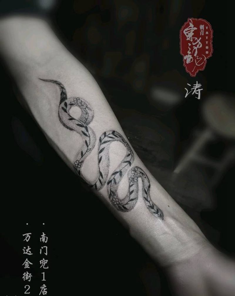 蛇纹身图片_手臂点刺蛇纹身图案